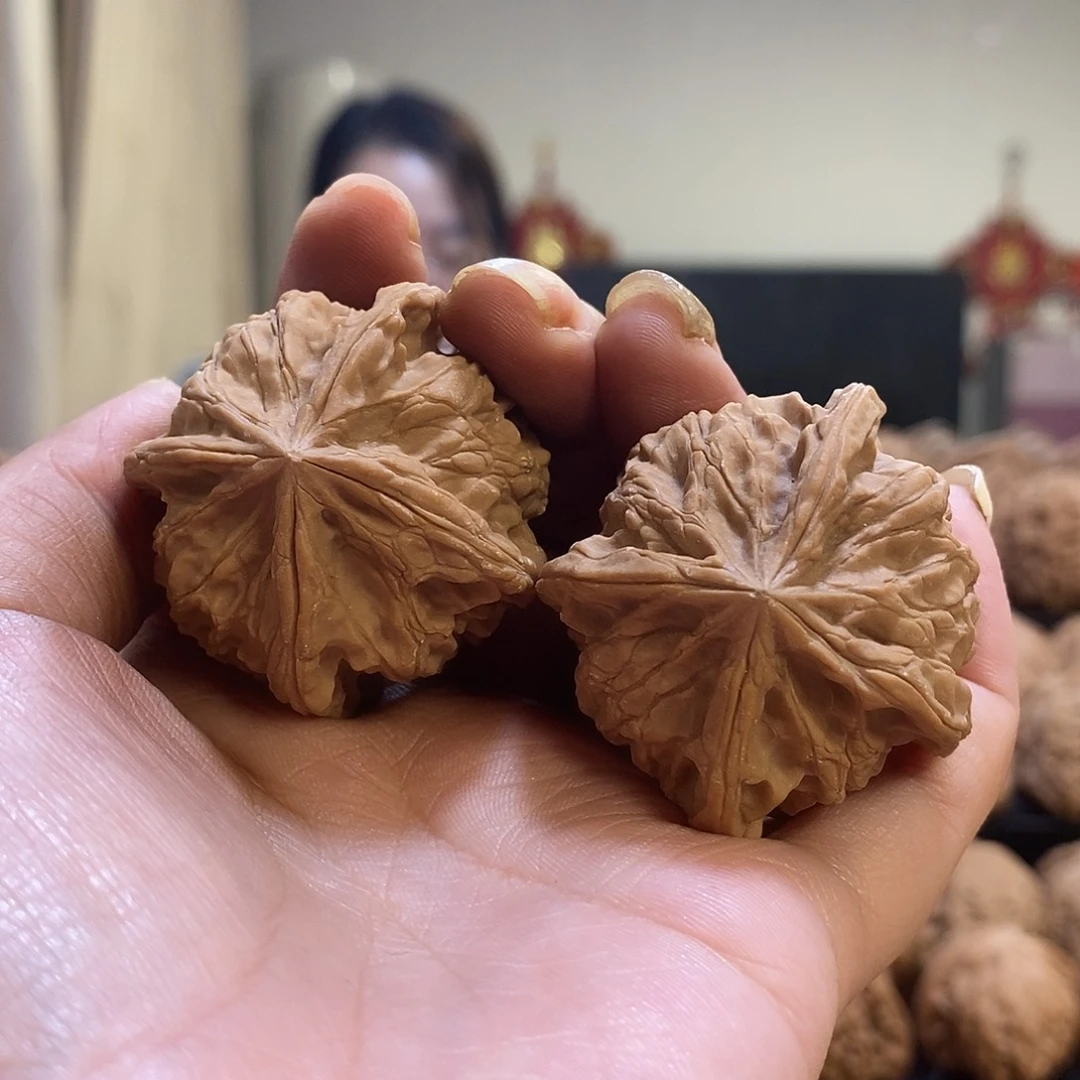 把件文玩核桃?**恼玉玺四棱尖有伤