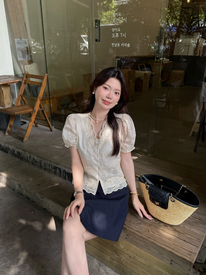 【白茶织梦】夏季法式气质温柔V领镂空蕾丝衬衫设计感泡泡袖上衣女