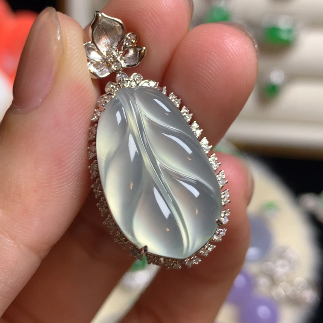 颈饰18K金镶嵌翡翠叶子