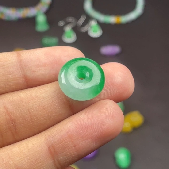 是***！翡翠未镶嵌颈饰吊坠