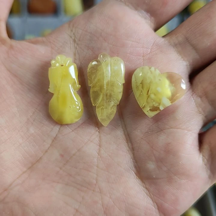 未镶嵌琥珀裸石三个一起