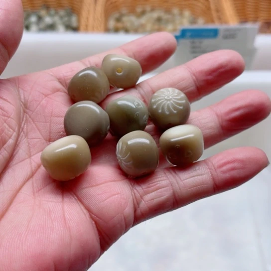 白玉菩提吊坠瑕疵17青提包子8颗