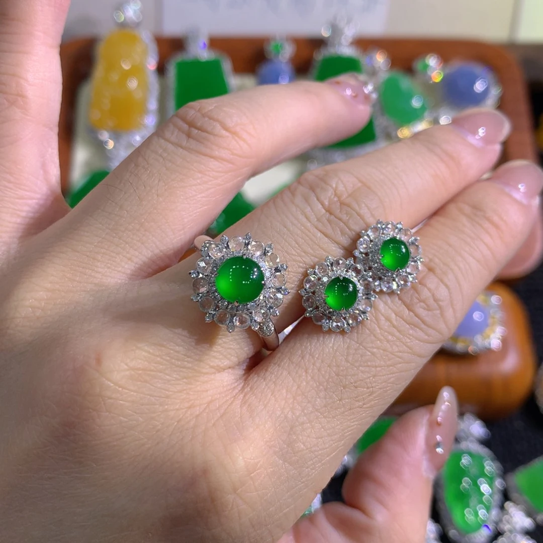 颈饰18K金镶嵌翡翠