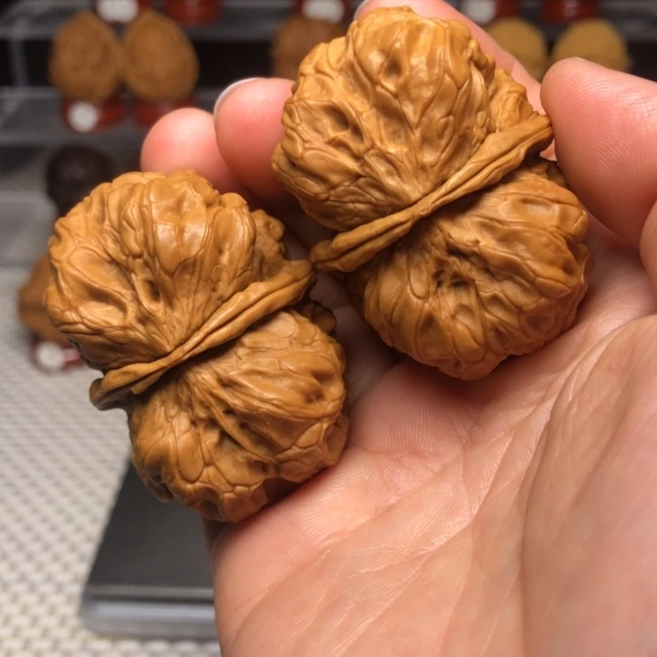 文玩核桃把件143磐石鬼脸