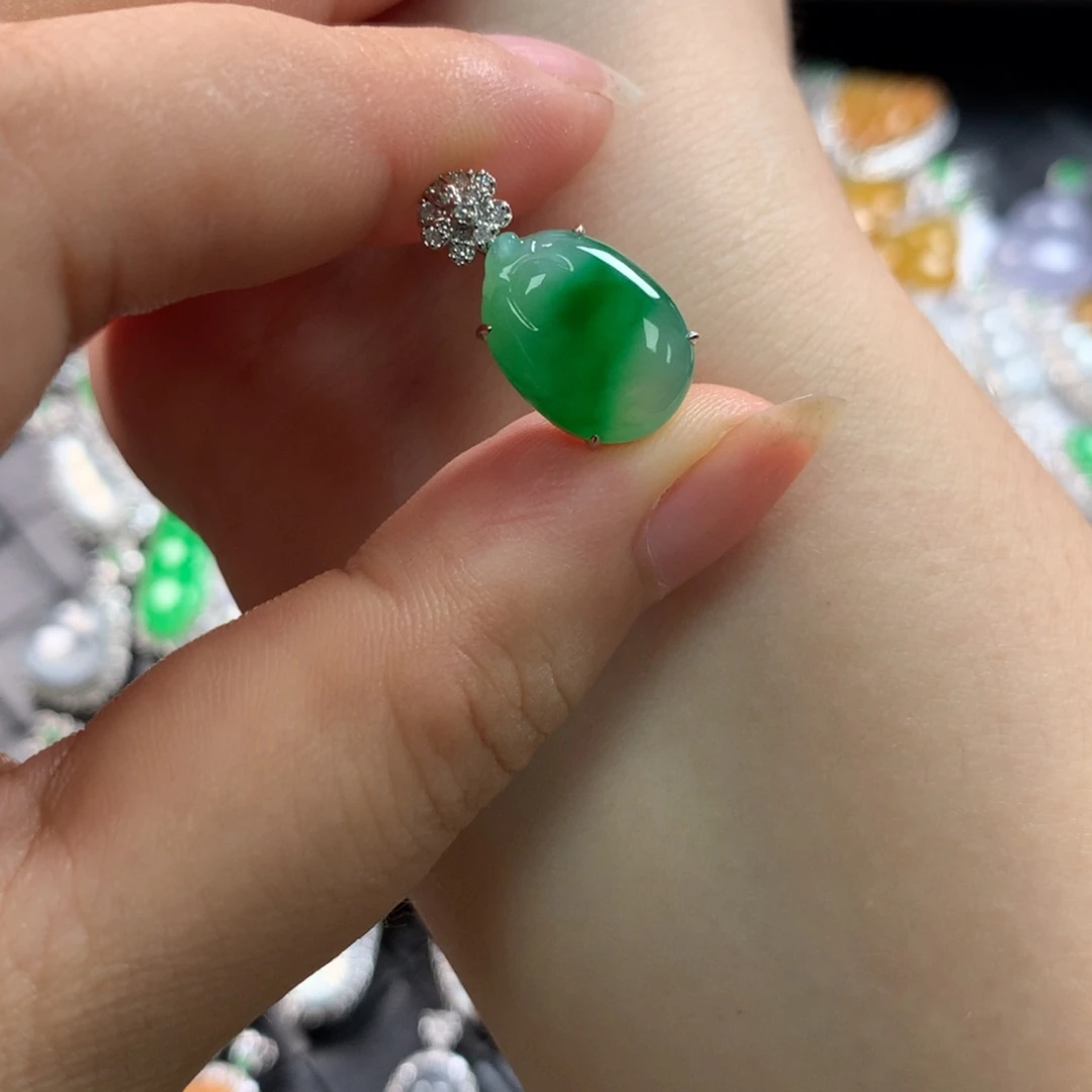 翡翠配石飘绿瓜瓜