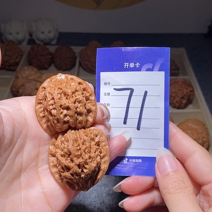 文玩核桃把件血麒麟37左右