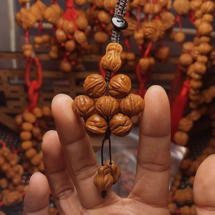 木质类龙纹桃枭挂件