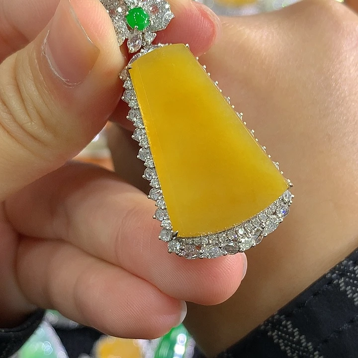 翡翠18K金镶嵌颈饰无事