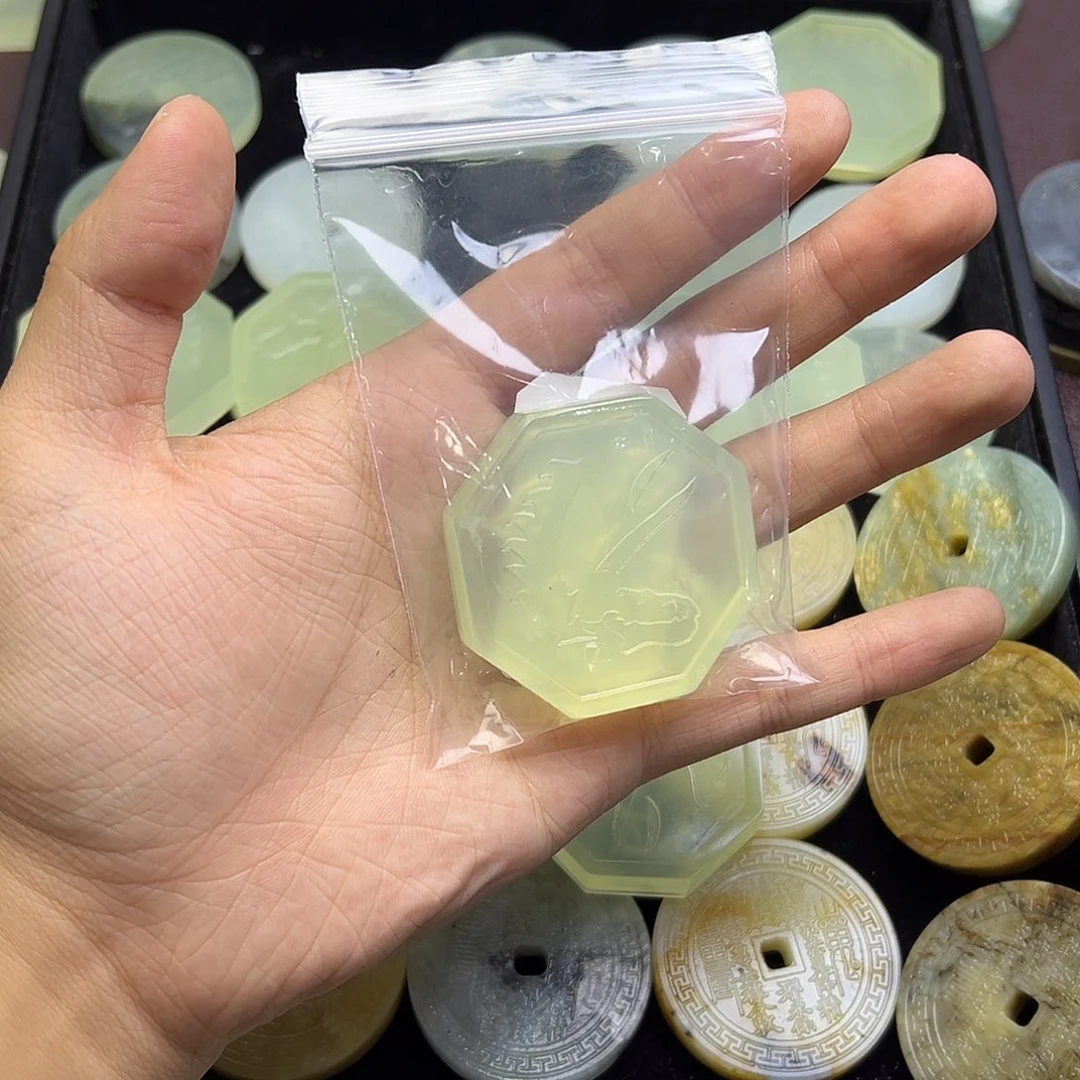 大***白未镶嵌蛇纹石玉颈饰