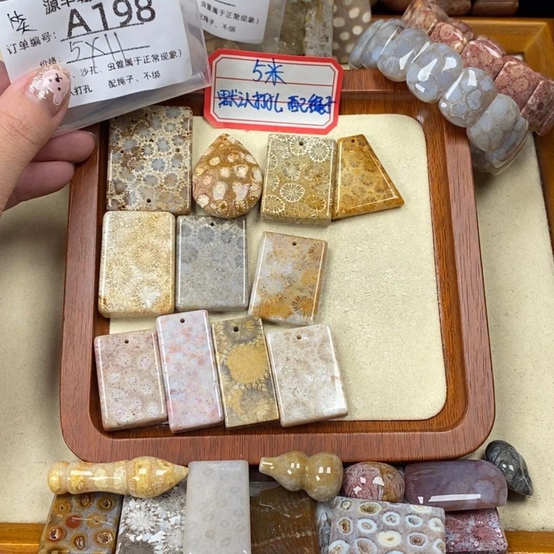 笑***哈未镶嵌颈饰硅化玉