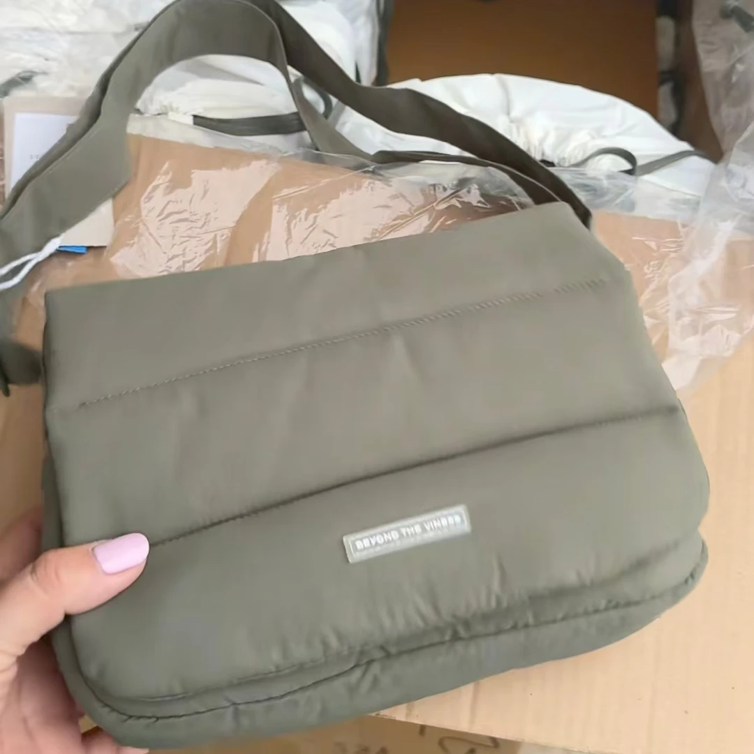 3月4号新品军绿色字母斜挎包单肩包25X17X10CM