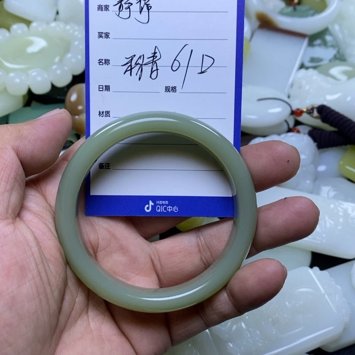 静***g和田玉未镶嵌颈饰