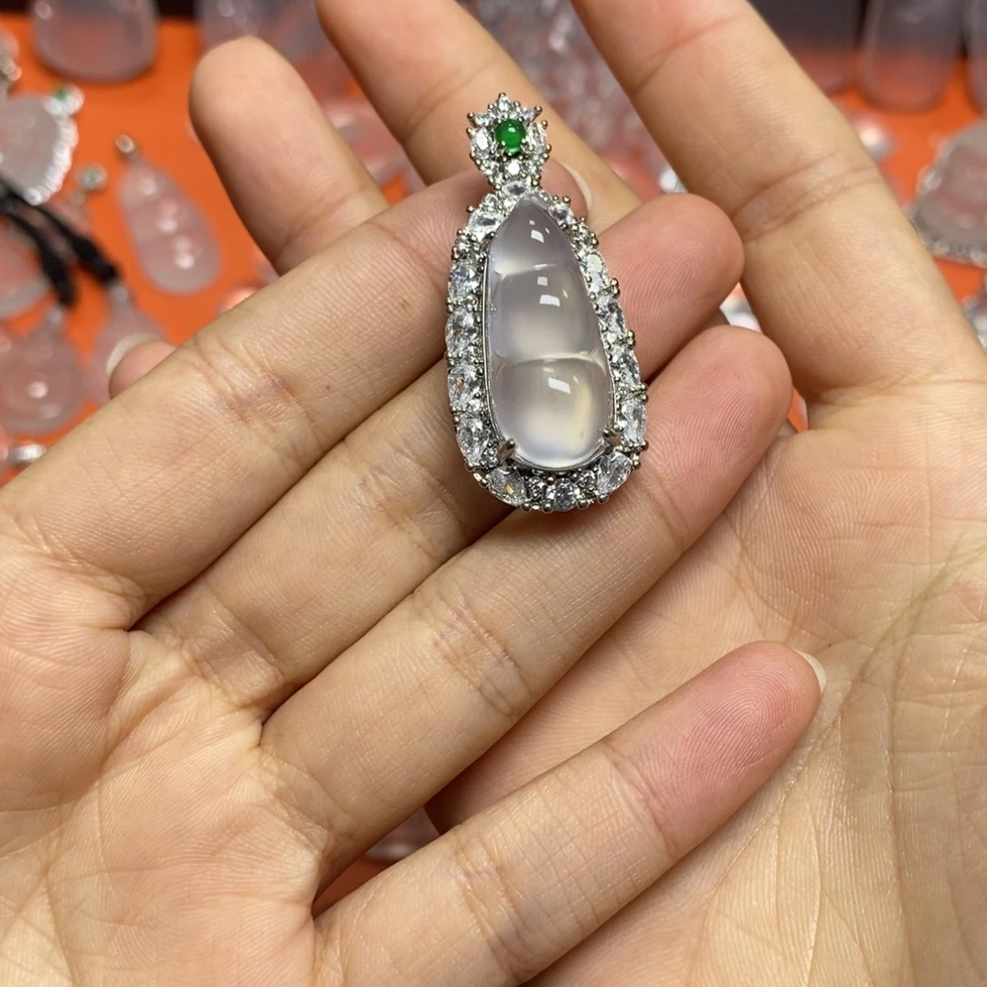 石英质玉合金颈饰