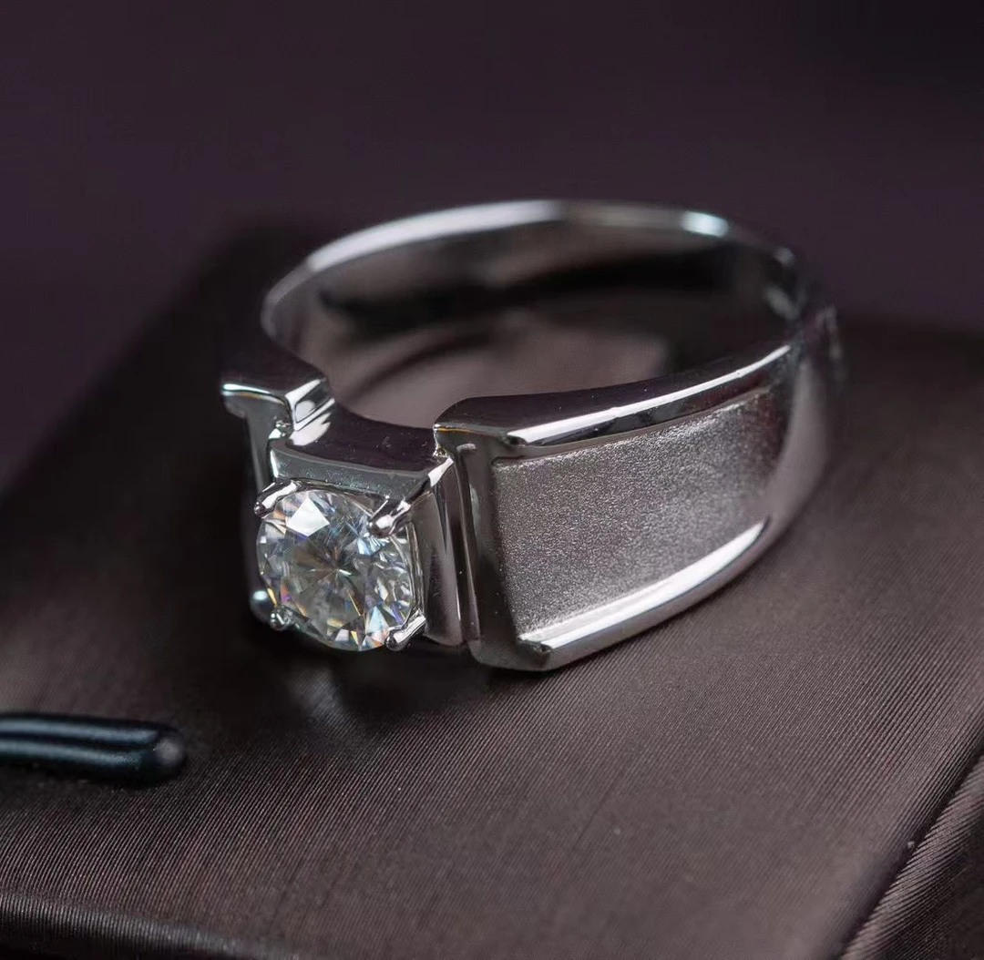 925银莫桑石戒指 925银莫桑石戒指磨砂H男戒1克拉男款时尚戒指