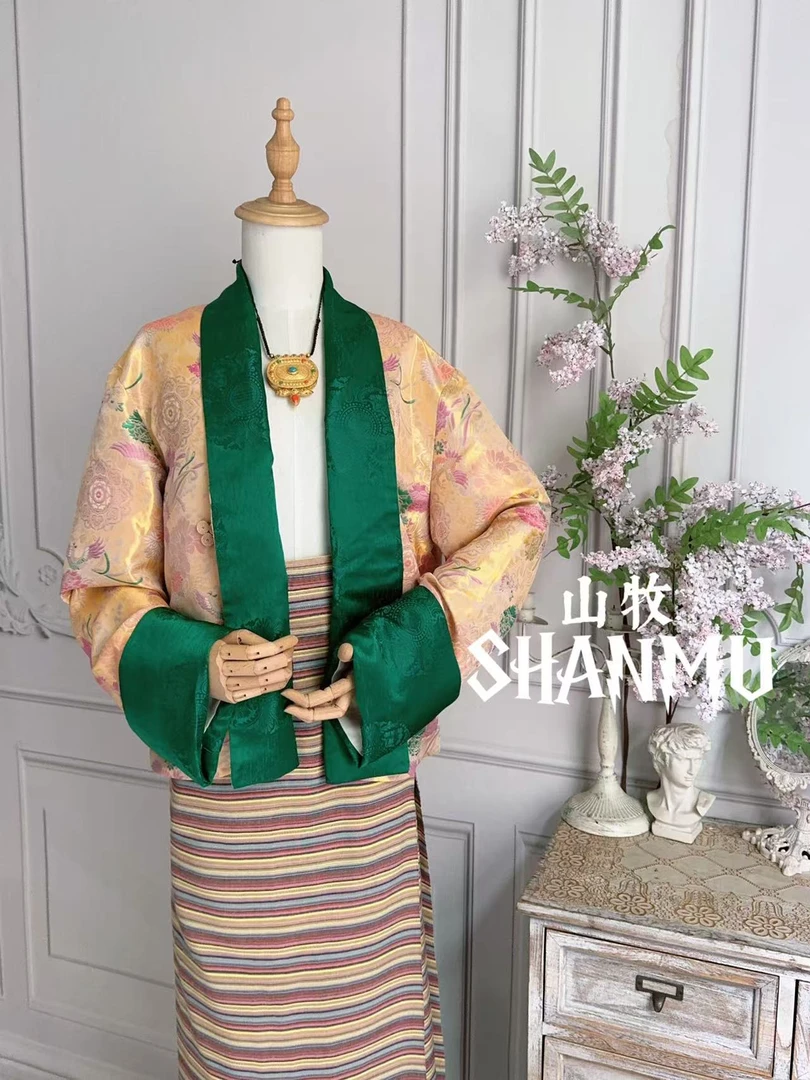 新款不丹服外套巨显白的祖母绿搭配