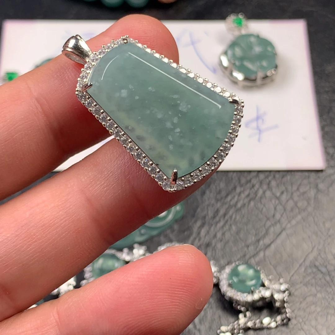 翡翠未镶嵌颈饰无事牌