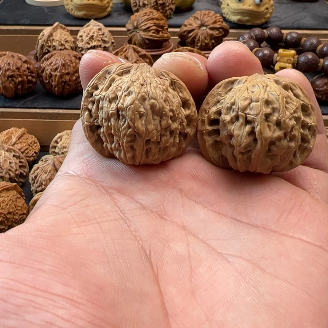 吊坠桃核文玩核桃，山地磨盘