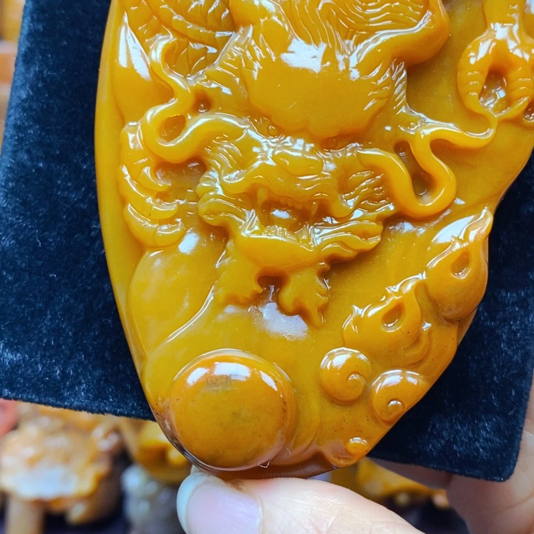 未镶嵌石英质玉（黄龙玉）颈饰