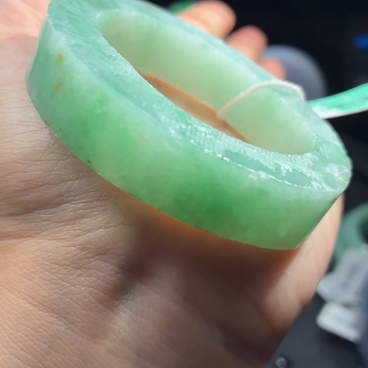 定制翡翠未镶嵌翡翠手镯