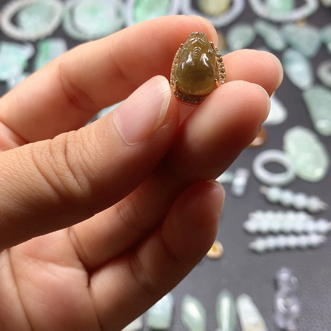 翡翠未镶嵌颈饰貔貅