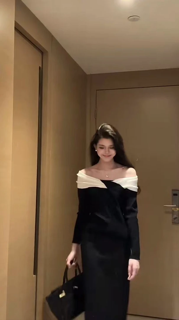 法式百搭优雅时尚气质设计感露肩一字肩多穿不规则单上衣1230款