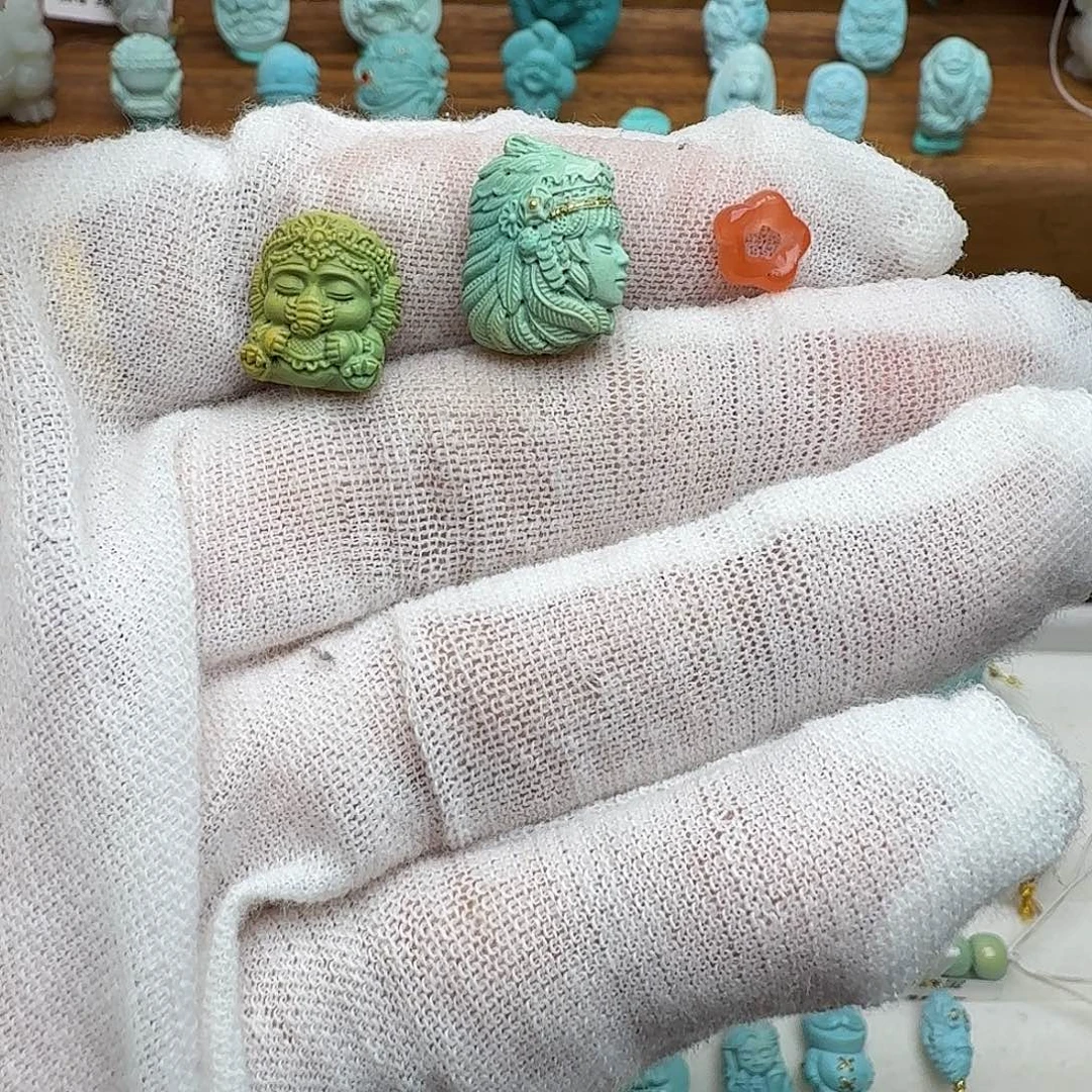 晓***宇南红玛瑙未镶嵌颈饰狼头酋长象神