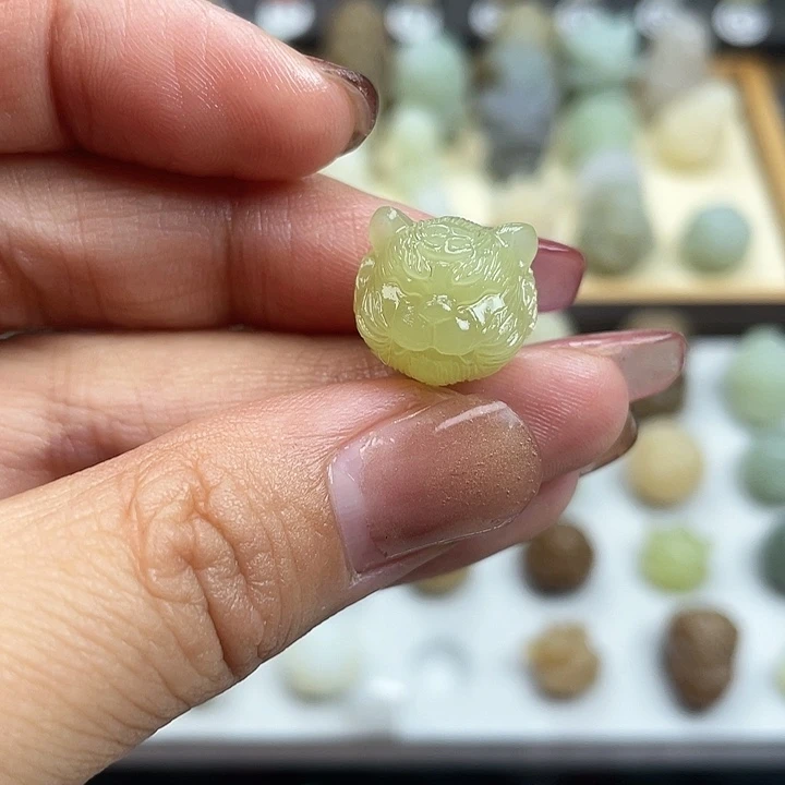 颈饰未镶嵌和田玉青海料冰底黄口虎头挂坠定制