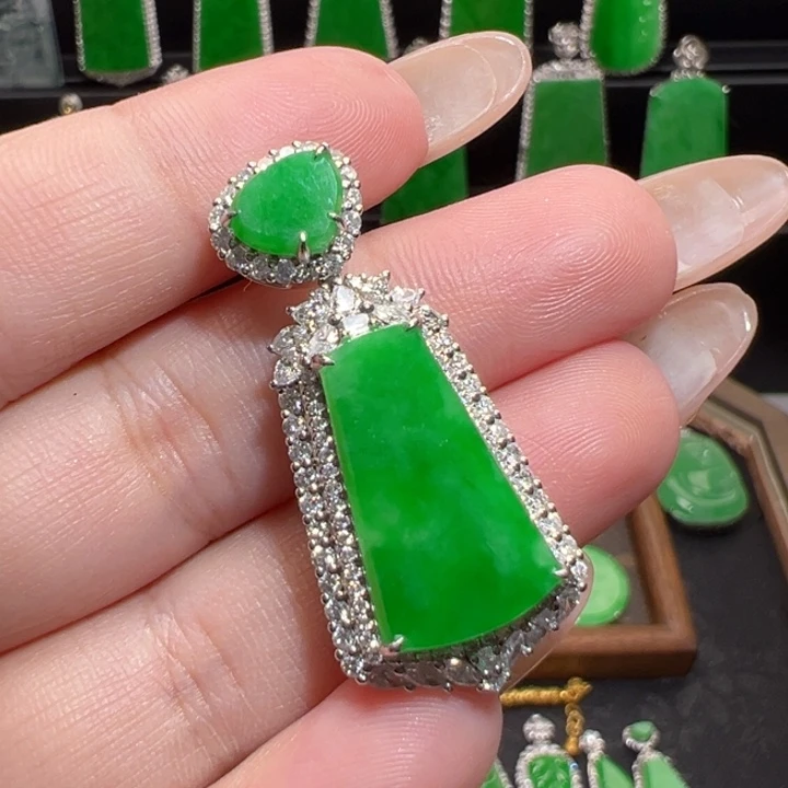 翡翠18K金镶嵌颈饰无事牌