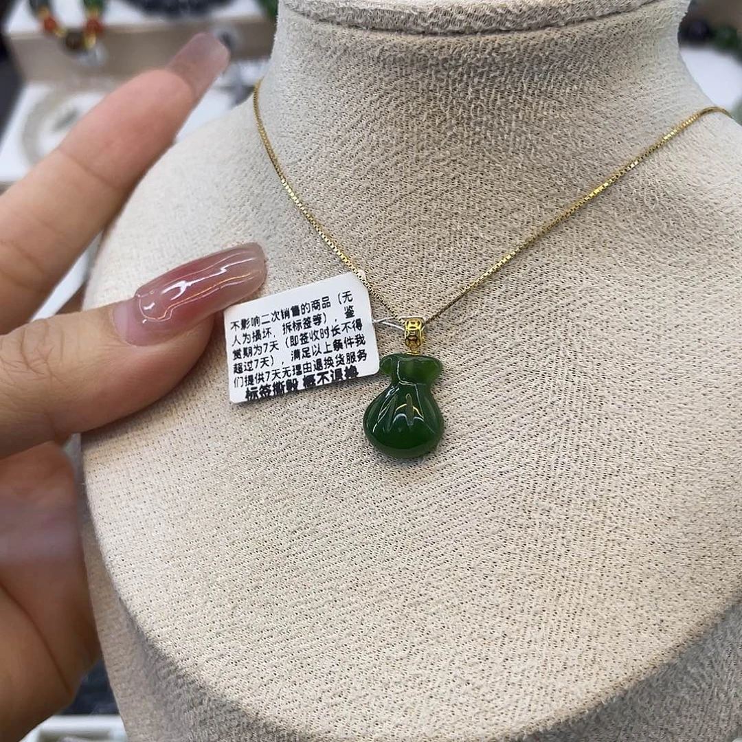 和田玉18K金镶嵌吊坠(赠链)