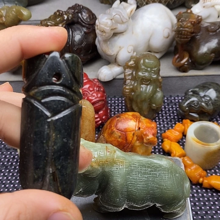 未镶嵌蛇纹石玉颈饰人**理