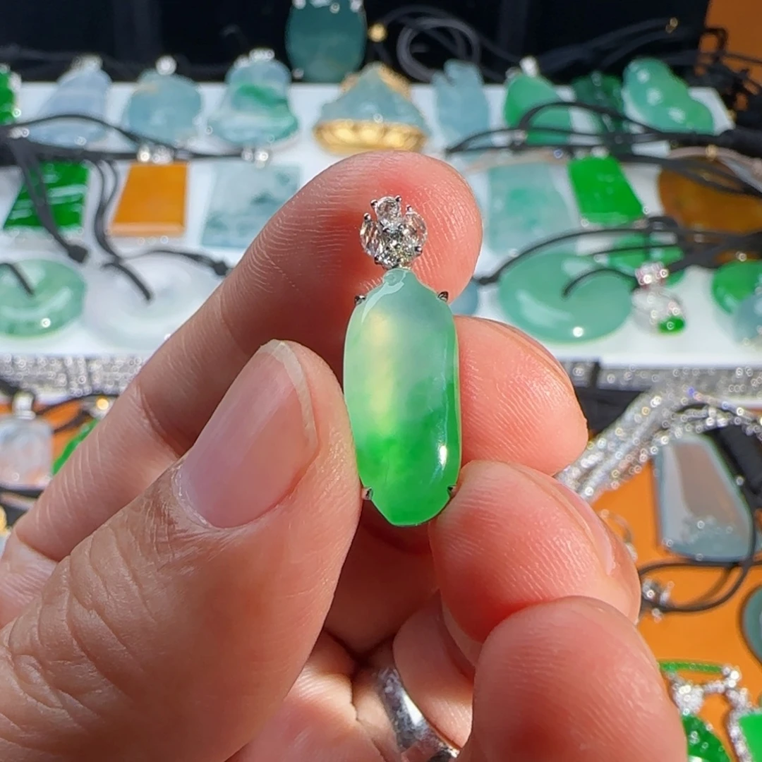 翡翠18K金镶嵌颈饰冰飘绿福瓜