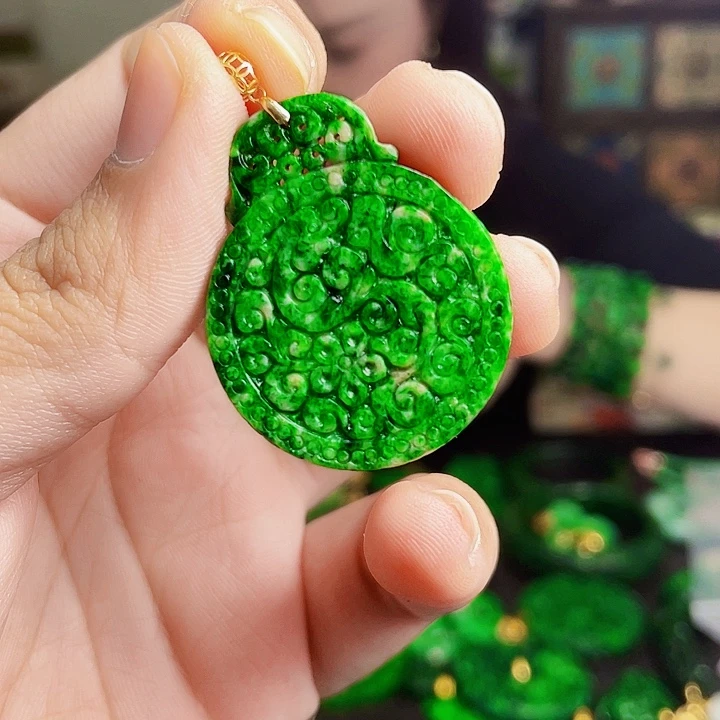 翡翠18K金镶嵌颈饰