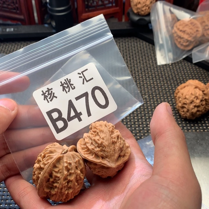 文玩核桃吊坠金牛