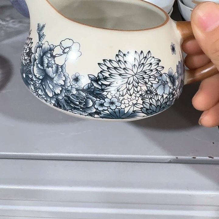 主人杯一个，瓷。。。品茗瓷