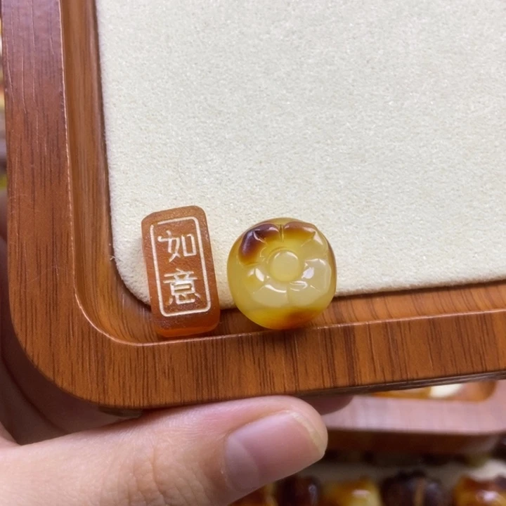 用***0橄榄核吊坠雕刻件