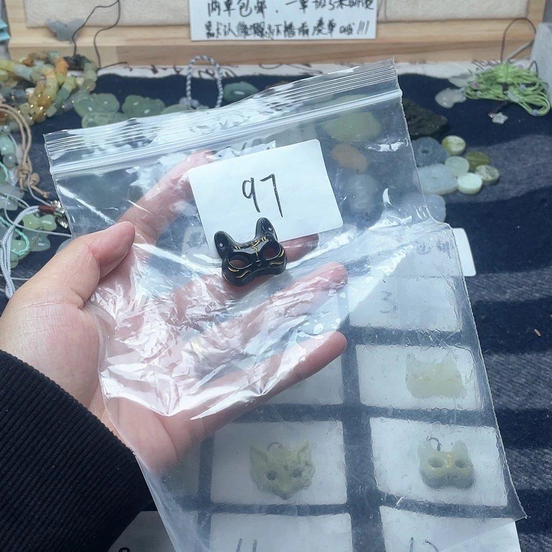 蛇纹石玉颈饰未镶嵌宴*