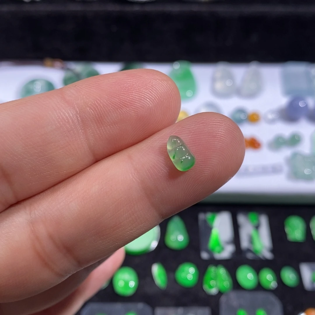 翡翠裸石冰带色小福豆