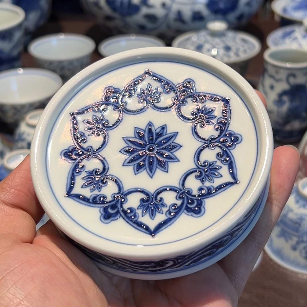 精品青花宝相纹盖置面径约8.2厘米