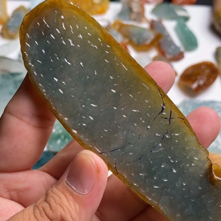 俊***辣定制翡翠未镶嵌特色翡翠材料