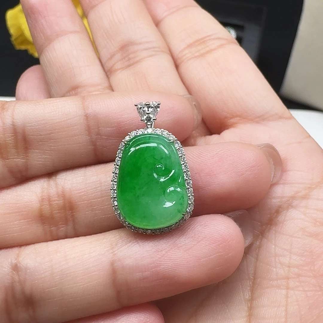 翡翠18K金镶嵌颈饰