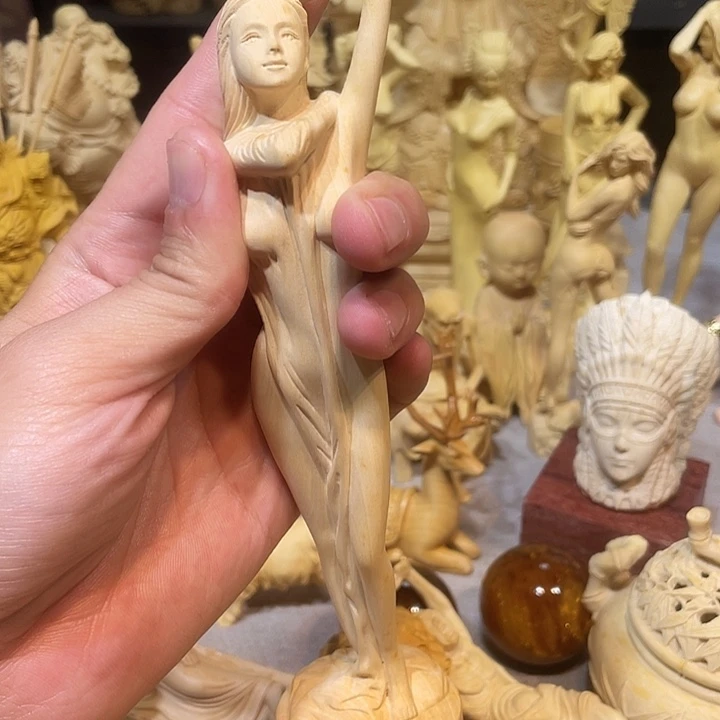 黄杨木黄杨木半裸美女