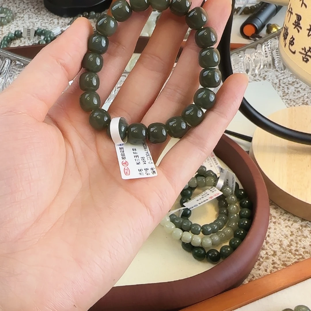 自***由和田玉（糖玉）未镶嵌手链