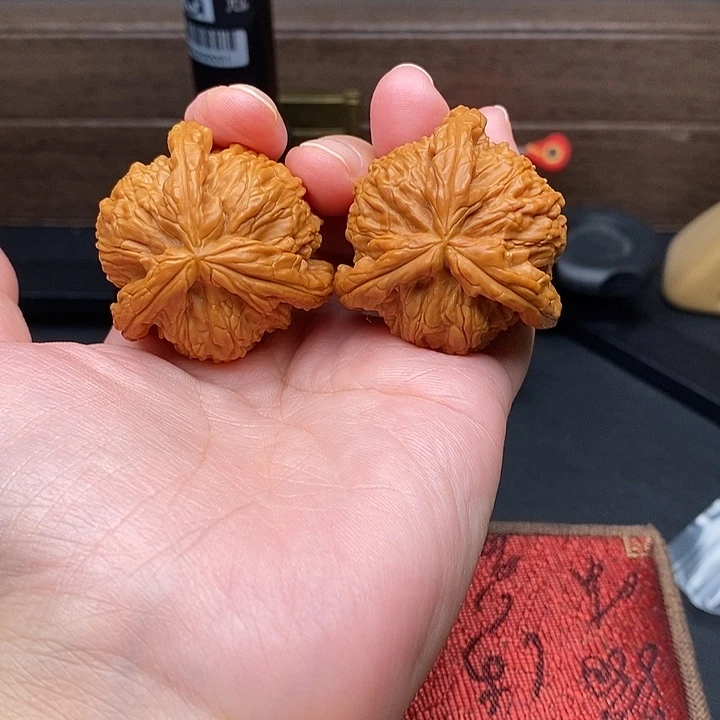 齐***人把件文玩核桃白奔