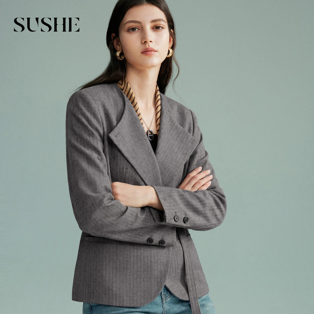 束皙SUSHE【熙语】高智感 人字纹翻领系带收腰宽松挺阔西装外套女