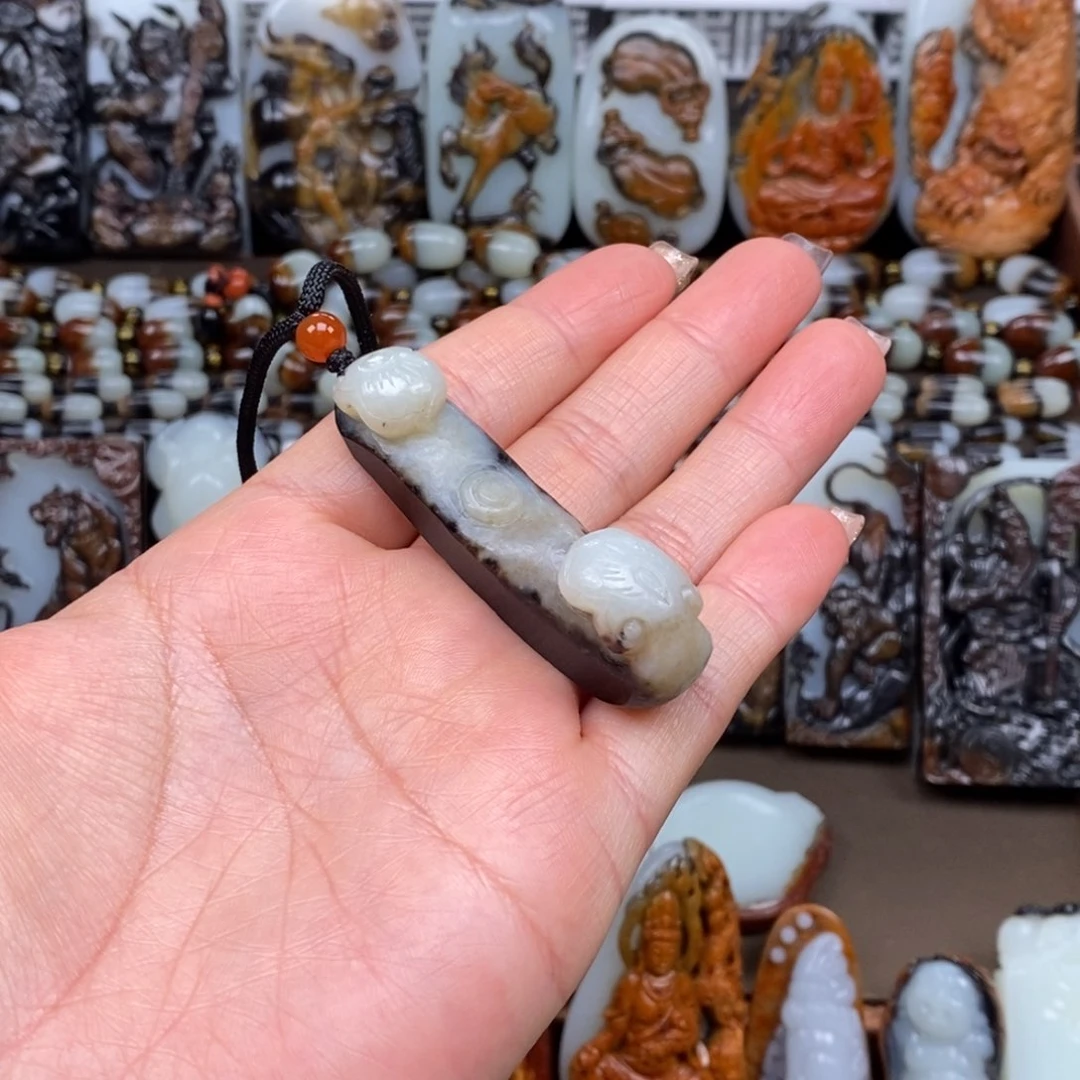 颈饰未镶嵌和田玉乡*