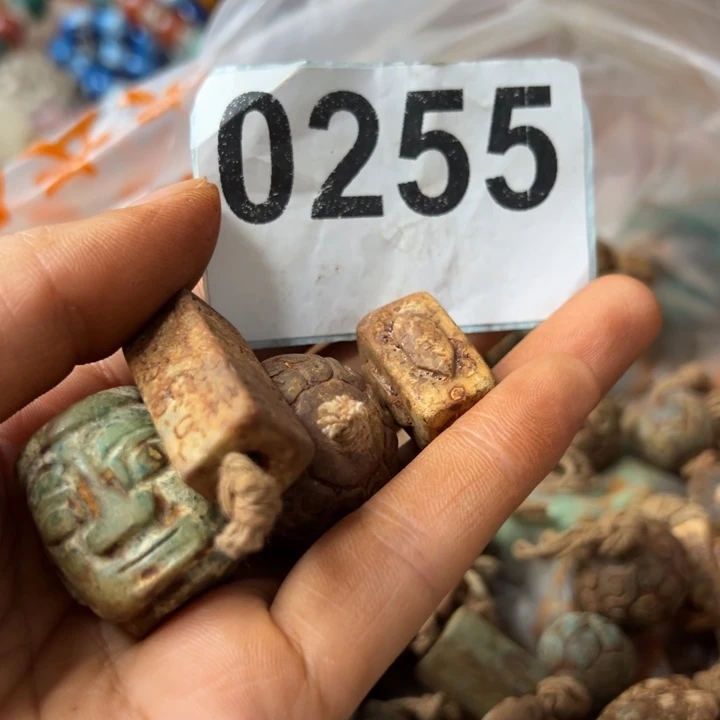 李***默和田玉（糖玉）未镶嵌颈饰