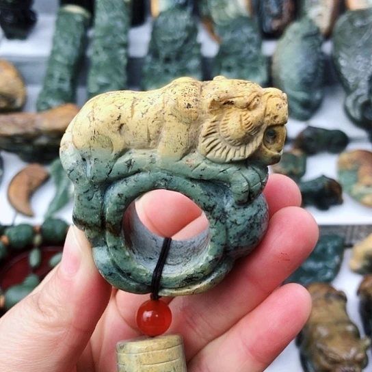 未镶嵌岫岩河磨玉（透闪石质玉）把件