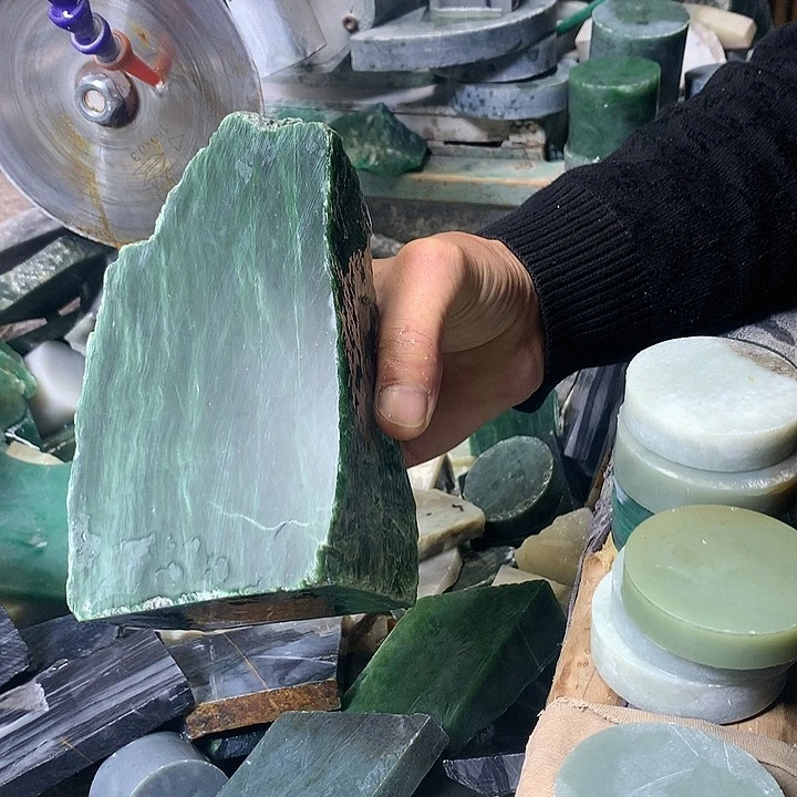 颈饰未镶嵌和田玉（糖玉）
