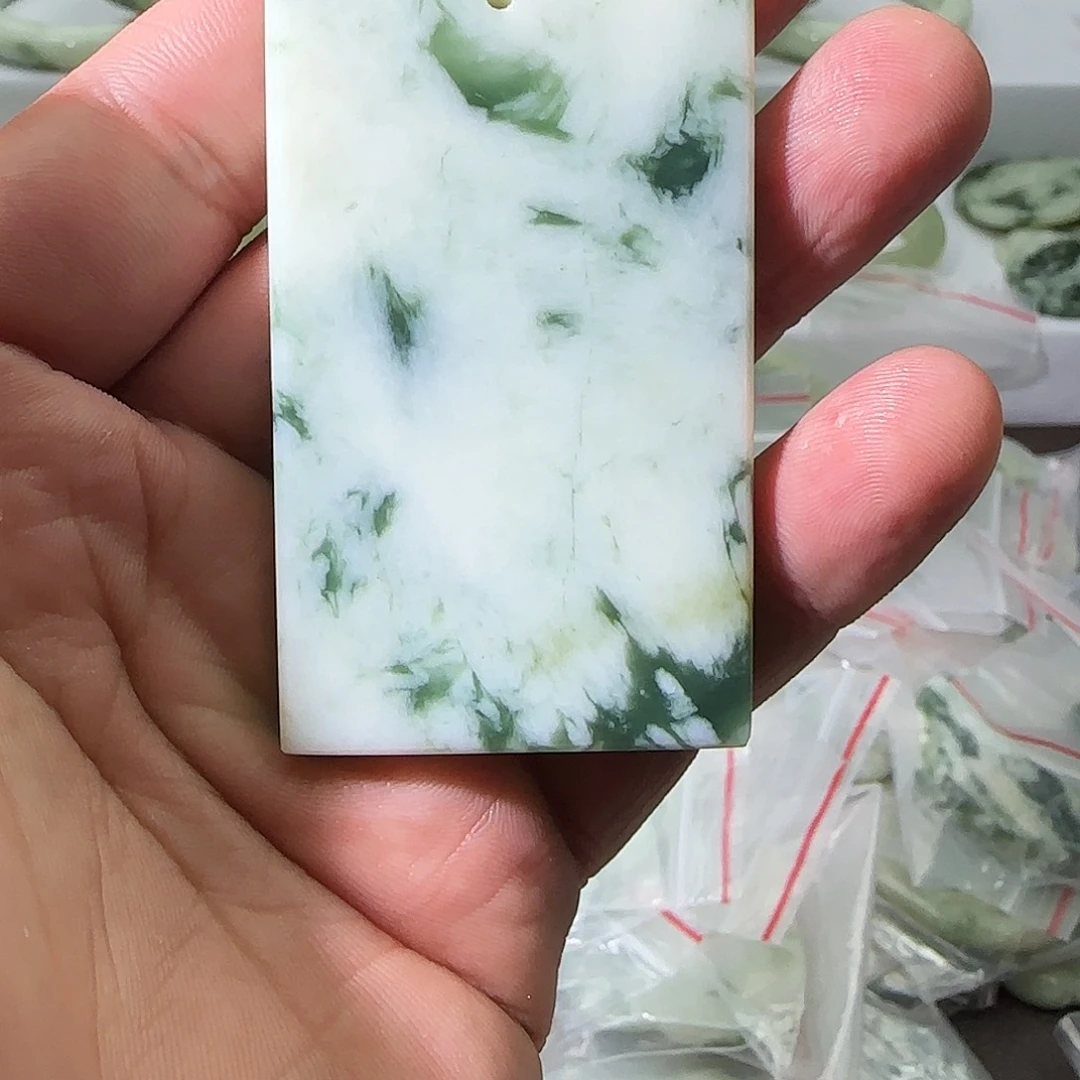 透闪石-蛇纹石玉未镶嵌颈饰