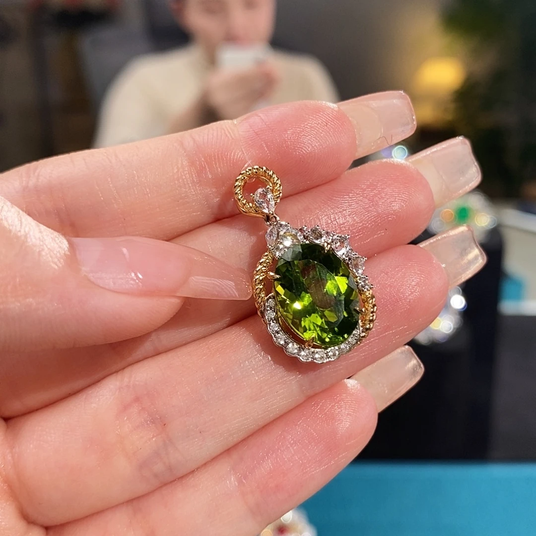18K金镶嵌颈饰橄榄石6.4ct